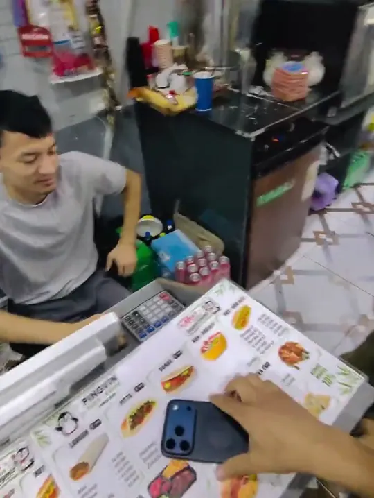 Maktab o'quvchilari Pingvin'da hot-dog olmoqda